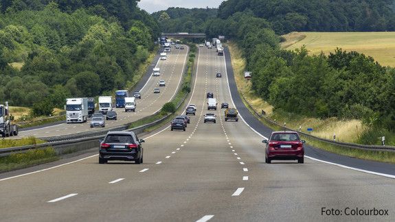 dbb-Forderungsbeschluss: 7 Prozent mehr, mindestens jedoch 300 Euro! Das Foto zeigt eine dreispurige Autobahn, auf der Autos fahren.