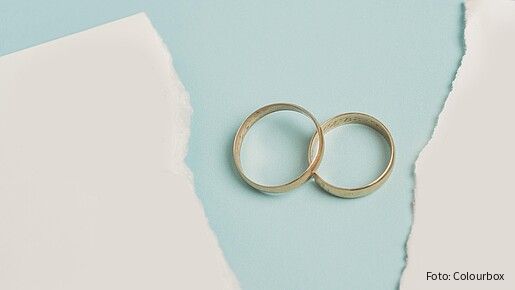 Ehegattensplitting: Gegebene Strukturen an die Lebensrealität von Paaren anpassen Das Foto zeigt zwei Eheringe, die übereinander liegen.