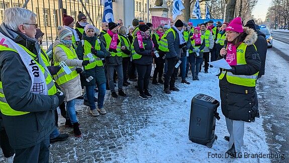 Zu sehen sind Mitglieder der DSTG Brandenburg während der Mahnwache in Potsdam.