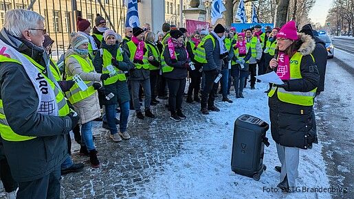 Zu sehen sind Mitglieder der DSTG Brandenburg während der Mahnwache in Potsdam.