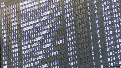 Streik am Flughafen Frankfurt/Main Anzeigentafel mit aufgrund von Streik annullierten Flügen am Flughafen Frankfurt/Main