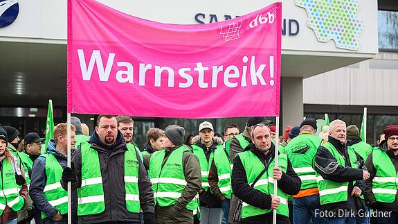 Öffentlicher Dienst: Wertschätzung geht anders! Das Foto zeigt demonstrierende Straßenwärter. Sie tragen grüne Streikwesten.