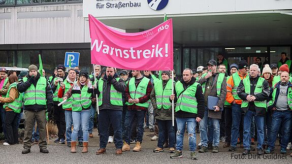 Öffentlicher Dienst: Wertschätzung geht anders! Das Foto zeigt demonstrierende Straßenwärter. Sie tragen grüne Streikwesten.