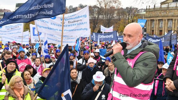 6.000 Beschäftigte demonstrieren in Stuttgart für mehr Einkommen 6.000 Beschäftigte demonstrieren in Stuttgart für mehr Einkommen