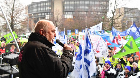 15.000 demonstrieren in Düsseldorf  für 10,5 Prozent, mindestens 500 Euro höheres Einkommen dbb Chef Ulrich Silberbach spricht vor 15.000 Beschäftigten