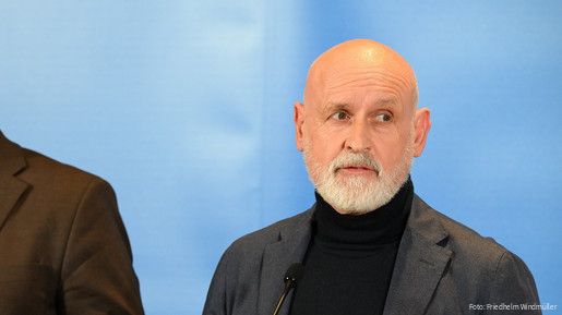 Pressekonferenz mit dbb-Vize Volker Geyer nach dem Scheitern der Tarifverhandlungen mit Bund und Kommunen Pressekonferenz mit dbb-Vize Volker Geyer nach dem Scheitern der Tarifverhandlungen mit Bund und Kommunen