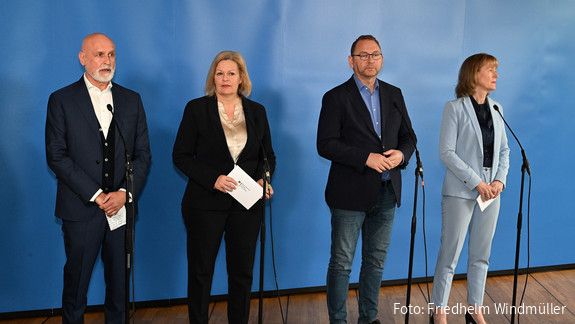 Pressekonferenz zum Tarifabschluss für den öffentlichen Dienst von Bund und Kommunen Pressekonferenz zum Tarifabschluss für den öffentlichen Dienst von Bund und Kommunen