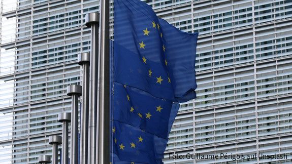 Europaflaggen vor der Europäischen Kommission