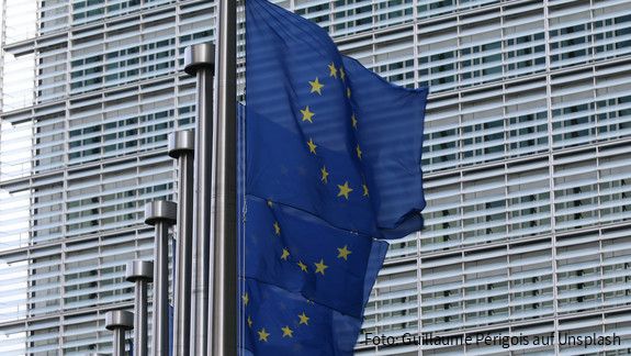 Europaflaggen vor der Europäischen Kommission