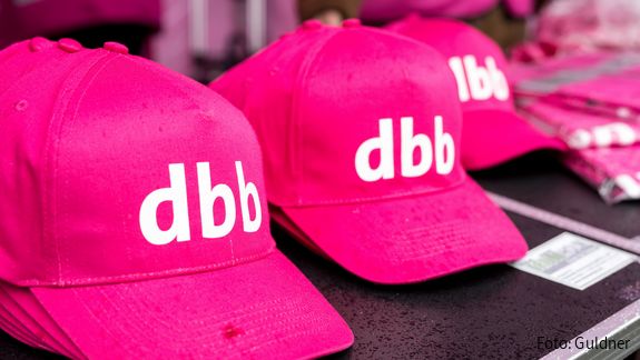 Symbolbild - dbb Zu sehen ist Käppis mit dem Schriftzug "dbb"