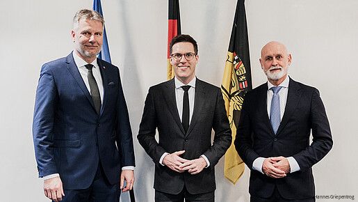 Das Foto zeigt Kai Rosenberger, Vorsitzender des dbb-Landesbundes in Baden-Württemberg, Manuel Hagel (CDU) und dbb-Chef Volker Geyer.