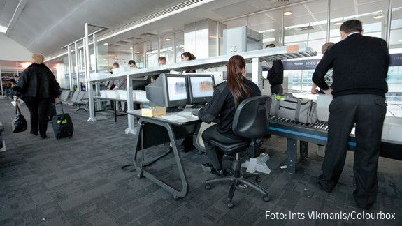Sicherheitskräfte an Flughäfen - Tarifverträge unterzeichnet  Das Bild zeigt Mitarbeitende des Sicherheitspersonals bei der Sicherheitskontrolle am Flughafen.