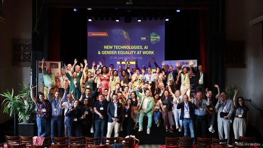 Teilnehmerinnen und Teilnehmer der CESI Summer Days 2024 auf der Bühne versammelt