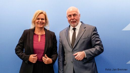 Bundesinnenministerin Nancy Faeser und dbb Bundesvorsitzender Ulrich Silberbach Bundesinnenministerin Nancy Faeser und dbb Bundesvorsitzender Ulrich Silberbach