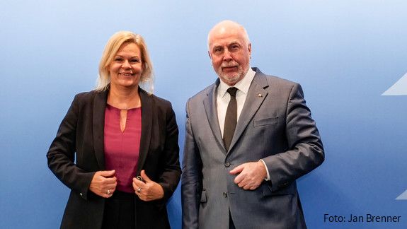 Bundesinnenministerin Nancy Faeser und dbb Bundesvorsitzender Ulrich Silberbach Bundesinnenministerin Nancy Faeser und dbb Bundesvorsitzender Ulrich Silberbach