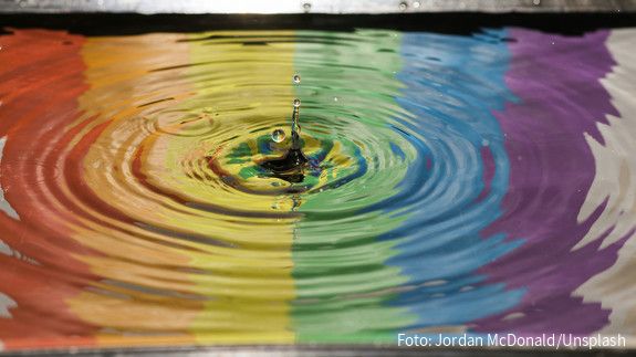 Silberbach zum Diversity-Tag 2025: „Gehen mit gutem Beispiel voran!“ Foto zum Thema "Diversity-Day 2025": Zu sehen sind Regenbogen-Farben, die sich im Wasser spiegeln.