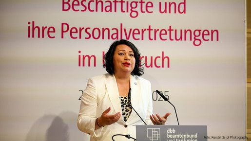 Eine Frau steht an einem Rednerpult