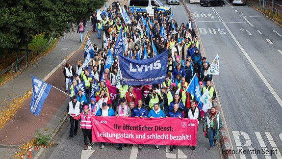 Hamburg: Warnstreik und Demo der Landesbeschäftigten Das Foto zeigt Teilnehmende der Demo zur Stadtstaatenzulage in Hamburg.