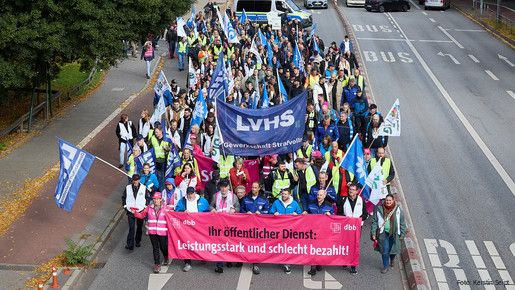 Das Foto zeigt Teilnehmende der Demo zur Stadtstaatenzulage in Hamburg.