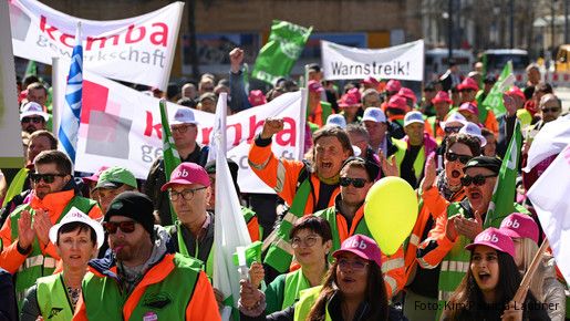 Warnstreik und Demonstration in Freiburg