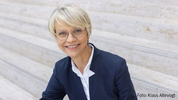Schulministerin Feller fordert weniger Bürokratie und mehr Handlungsspielraum Das Foto zeigt Dorothee Feller, Schulministerin von NRW.