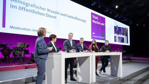 dbb Gewerkschaftstag 2022 Podiumsdiskussion zu attraktiveren Arbeitsbedingungen im öffentlichen Dienst beim dbb Gewerkschaftstag 2022 am 29. November 2022 in Berlin.