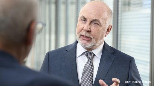 dbb Chef Ulrich Silberbach im Gespräch mit einer ihm gegenüber stehenden Person