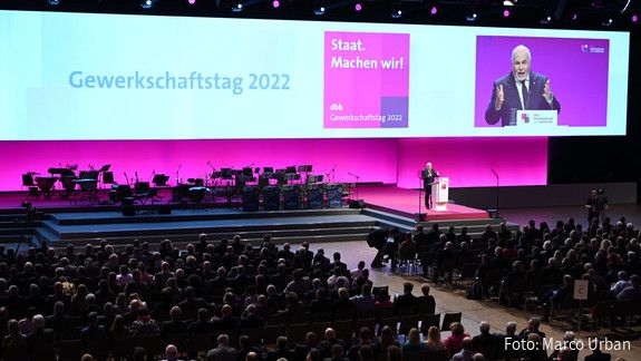 Ulrich Silberbach dbb Chef Ulrich Silberbach bei seiner Rede auf der Öffentlichen Veranstaltung des dbb Gewerkschaftstag 2022
