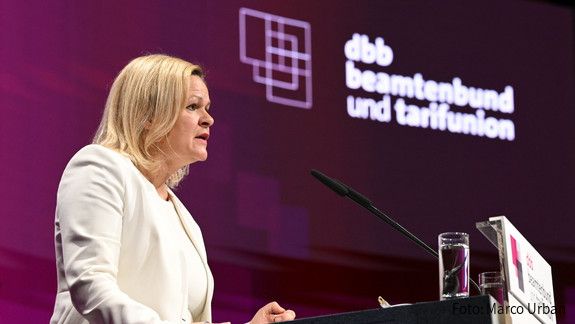 Bundesinnenministerin Nancy Faeser bei der dbb Jahrestagung 2023