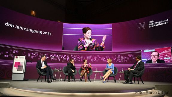 Investitionen Öffentlicher Dienst Pläydoyers für Investitionen: Christian Dürr, Vorsitzender der FDP-Bundestagsfraktion, Philippa Sigl-Glöckner, Direktorin und Geschäftsführerin vom Thinktank "Dezernat Zukunft", Bonns Oberbürgermeisterin Katja Dörner, Moderatorin Anke Plättner, Markus Optendrenk, Finanzminister des Landes Nordrhein-Westfalen, und CDU-Bundestagsabgeordneter Philipp Amthor (v. l.) diskutierten bei der dbb Jahrestagung 2023 in Köln über Investitionen in den öffentlichen Dienst.