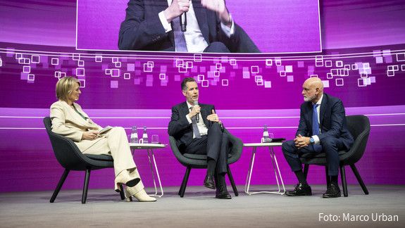 dbb Vize Volker Geyer im Gespräch mit dem Vorsitzenden der FDP-Fraktion im Deutschen Bundestag, Christian Dürr dbb Vize Volker Geyer im Gespräch mit dem Vorsitzenden der FDP-Fraktion im Deutschen Bundestag, Christian Dürr