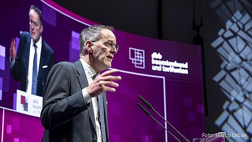 Das Foto zeigt Michael Ebling, Bundesinnenminister Rheinland-Pfalz, am Rednerpult.