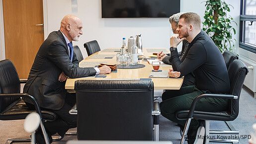 Das Foto zeigt dbb-Chef Volker Geyer im Gespräch mit dem SPD-Generalsekretär Tim Klüssendorf. 