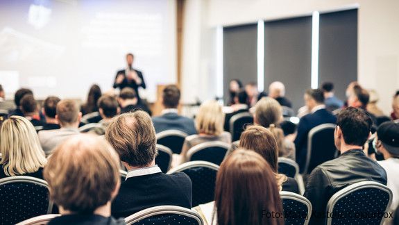 VBLkongress - Jetzt anmelden! Symbolfoto zum Thema "VBLkongress": Zu sehen sind Menschen in einem Saal, die an einer Tagung teilnehmen.