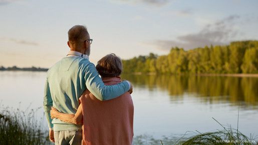 dbb begrüßt Rentenbeschlüsse - Geyer: „Die Mütterrente III bringt Gerechtigkeit!“ Das Foto zeigt ein Paar (Senioren), die am Wasser stehen und zuversichtlich in Richtung Horizont blicken.