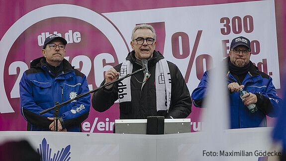 Andreas Hemsing hält eine Rede.