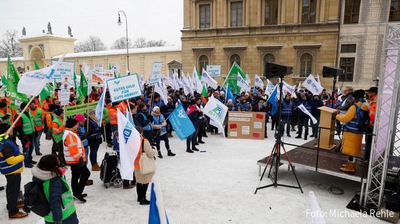 In München protestierten Beschäftigte der Polizeigewerkschaft und zahlreicher anderer Fachgewerkschaften des Bayerischen Beamtenbundes lautstark für mehr Einkommen. Arbeit, Personalmangel, Einkommen, Inflation, Fachkräfte, Gehalt, Lohn, Beschäftigte, Rainer Nachtigall, München, DPolG, Polizei, Gewerkschaft, Bayern, Arbeitgeber, Verhandlungen, Wertschätzung, öffentlicher Dienst, Tarif, Beamte, Recht, Finanzen, Albert Füracker, Einkommensrunde, Personal, Fachkräftemangel, Sicherheit, Bezahlung, Entgelt, Arbeitnehmer