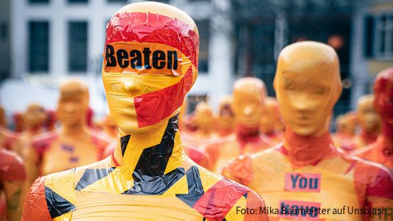 Frauenfiguren bei einer Demonstration gegen Gewalt gegen Frauen