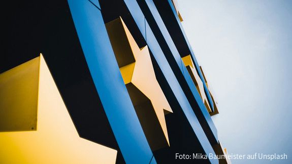 Blick von unten auf das Logo der Europäischen Zentralbank