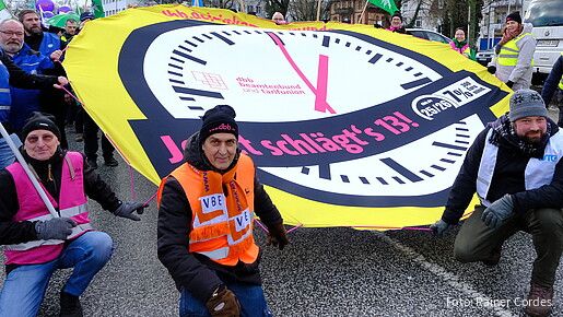 Menschen protestieren mit einem großen Banner auf dem "Jetzt schlägt's 13!" steht