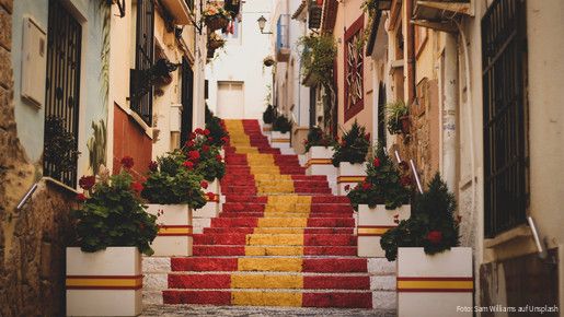 Treppe in spanischen Nationalfarben
