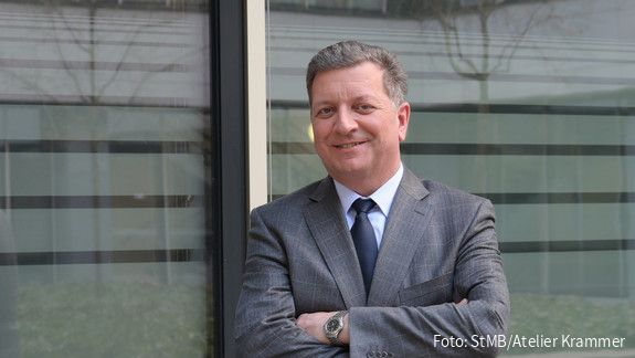 Christian Bernreiter, Vorsitzender der Verkehrsministerkonferenz Foto von einem Mann im Anzug vor einer Glaswand