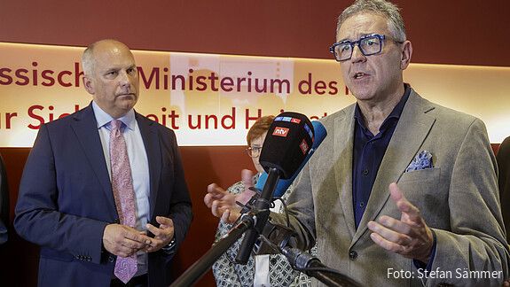 Ein Fernsehteam interviewt einen Mann