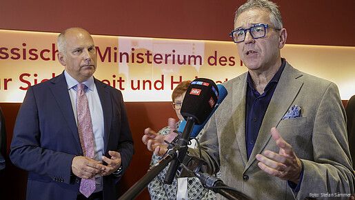 Ein Fernsehteam interviewt einen Mann