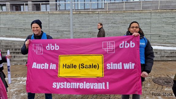 In Sachsen-Anhalt verurteilten Beschäftigte des öffentlichen Dienstes die Blockadehaltung der Arbeitgebenden. Sachsen-Anhalt, Demo Halle, dbb sachsen-anhalt, Einkommensrunde 2023