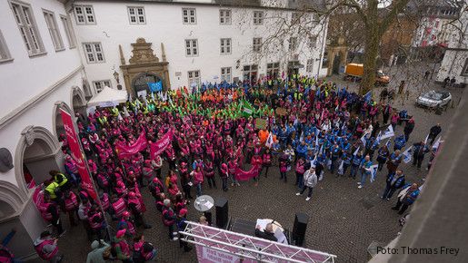 Blick auf den Hof des Koblenzer Rathauses, auf dem sich 500 Menschen in bunten Warnwesten versammelt haben