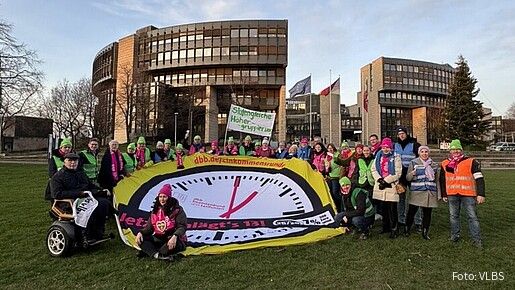 Das Foto zeigt demonstrierende Lehrkräfte in Düsseldorf.