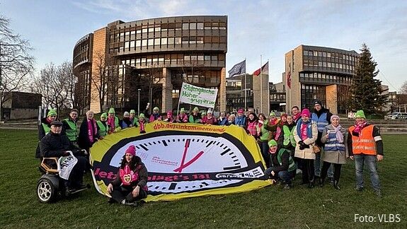 Das Foto zeigt demonstrierende Lehrkräfte in Düsseldorf.