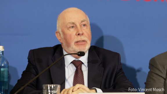 Startschuss für die Einkommensrunde Bund und Kommunen: Das Forderungsvolumen von 8 Prozent, mindestens 350 Euro mehr Einkommen, ist die Antwort auf den eklatanten Personalmangel. Startschuss für die Einkommensrunde Bund und Kommunen: Das Forderungsvolumen von 8 Prozent, mindestens 350 Euro mehr Einkommen, ist die Antwort auf den eklatanten Personalmangel.