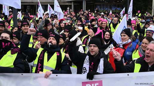 Das Foto zeigt die Warnstreik-Demo am 20.2.2025 vor der Bundesagentur für Arbeit in Nürnberg.